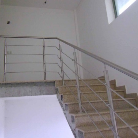 Парапети за стълби